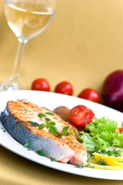 salmon - grilled with potatoes - Foto, Bild