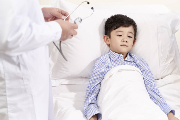 Fünfjähriges Kind liegt auf Krankenhausstation im Bett - Foto, Bild