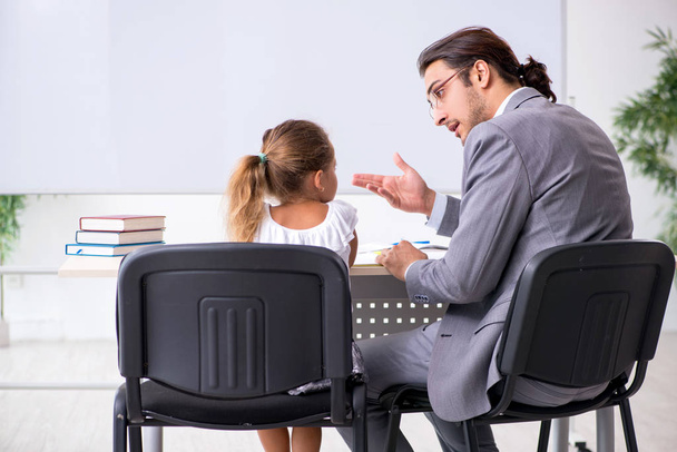 Lehrer mit jungem Mädchen im Klassenzimmer - Foto, Bild