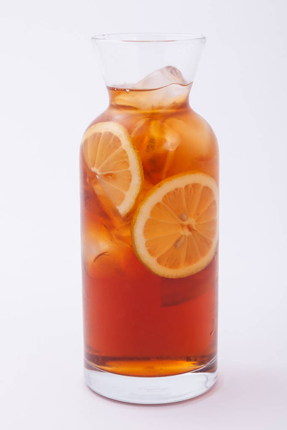 vetro vaso di tè freddo con limoni - Foto, immagini