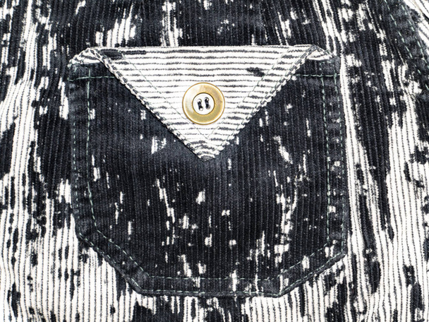 Τσέπη με κουμπί σε βελούδινο ύφασμα. - Φωτογραφία, εικόνα