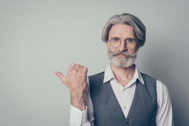 Portrait of confident cool old man promoter trader point thumb copyspace present feedback choise decision advice pick tips wear stylish trendy shirt isolated over grey color background - Photo, Image