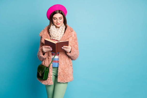 Porträt von ihr sie schön aussehende attraktive schöne gut gekleidete intelligente Mädchen Buch lesen isoliert auf hellem lebendigen Glanz lebendigen grün blau türkisfarbenen Hintergrund - Foto, Bild