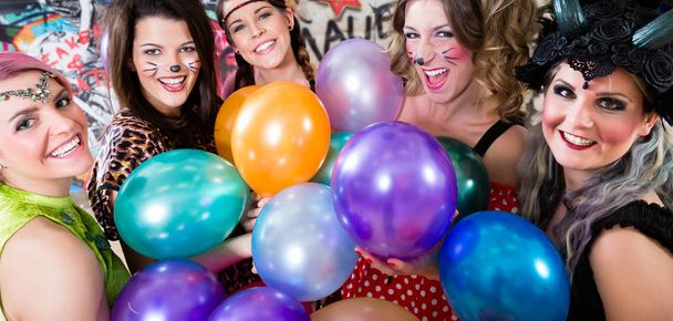 Frauengruppe beim Rosenmontagszug macht Party mit Luftballons - Foto, Bild