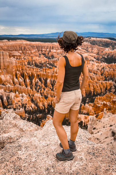 woman enjoying the amazing view of Bryce National Park, Utah, United States  - Foto, imagen
