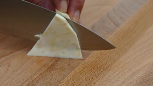 krojenie selera na plasterki na desce do krojenia nożem kuchennym zbliżenie 4k - Materiał filmowy, wideo