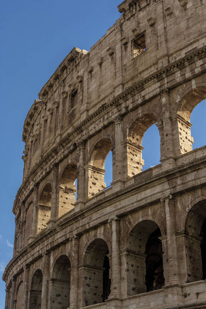 Side view of world famous landmark Colosseum in rome Italy - Foto, afbeelding