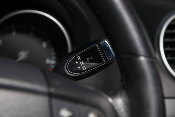 Автоматическая ручка передач под рулем в черном цвете для управления
 - Фото, изображение