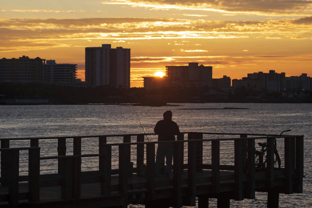 フロリダ州デイトナビーチの桟橋からの日の出釣り  - 写真・画像