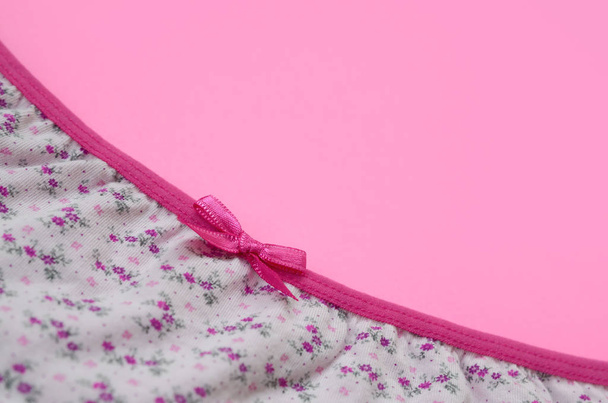 Nastro su donne bianche biancheria intima con pizzo su sfondo rosa con spazio copia. Beauty fashion blogger concept. lingerie romantica per San Valentino tentazione
 - Foto, immagini