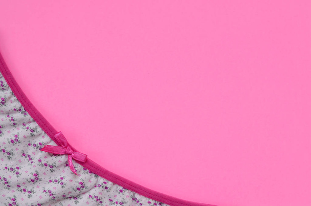 Wstążka na białej kobiecej bieliźnie z koronką na różowym tle z przestrzenią do kopiowania. Koncepcja blogerki mody piękna. Romantyczna bielizna na pokuszenie Walentynki - Zdjęcie, obraz