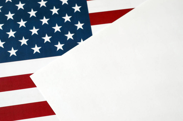 Documento en blanco vacío en papel a4 sobre la bandera de los Estados Unidos de cerca. Plantilla para diseño con bandera de EE.UU.
 - Foto, Imagen