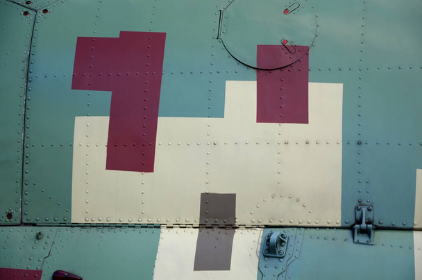 Partie latérale de l'hélicoptère militaire peinte en camouflage. Vieil avion blindé
 - Photo, image