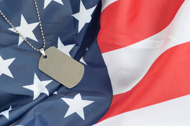 Srebrne koraliki wojskowe z nieśmiertelnikiem na fladze tkaniny Stanów Zjednoczonych - Zdjęcie, obraz