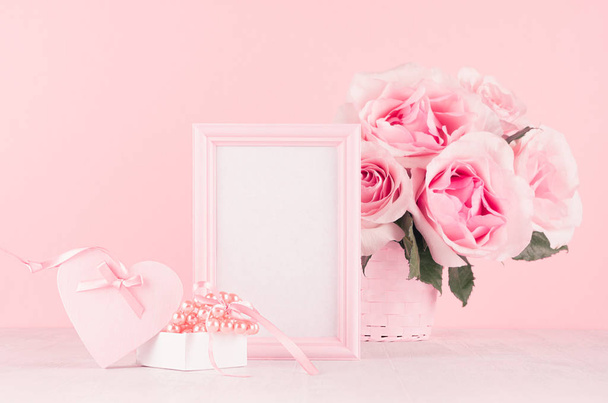 Valentine days decor for home in soft pastel pink - romance bouquet of roses, heart, gift box with perls, ribbon and blank frame for text on white wood table. - Foto, Imagen