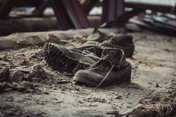 Old dusty shoes in an abandoned house. - Photo, image