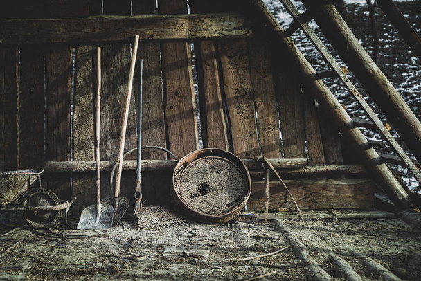 Oude gereedschappen in een oud huis, oud houten huisje. - Foto, afbeelding