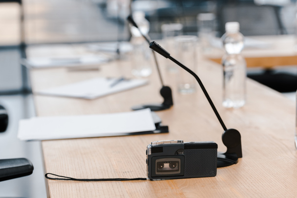 селективное фокусирование диктофона рядом с микрофонами на столе
  - Фото, изображение