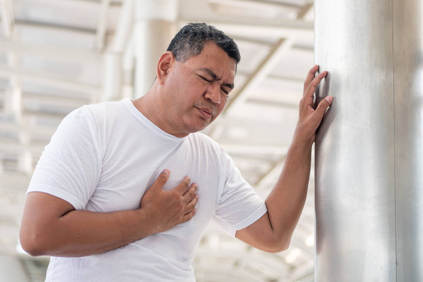 άρρωστος ηλικιωμένος άνδρας που πάσχει από καρδιακή προσβολή, καρδιακή ανακοπή, καρκίνο του πνεύμονα, φυματίωση - Φωτογραφία, εικόνα