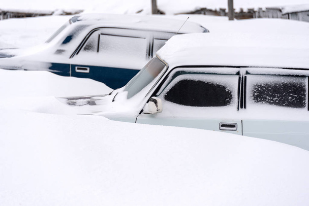 Hóval borított parkoló autók nehéz hóesés idején, bőséges szöveggel / másolattal - Fotó, kép