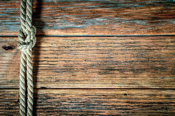 Noeud de corde de navire sur vieux fond de texture en bois
 - Photo, image