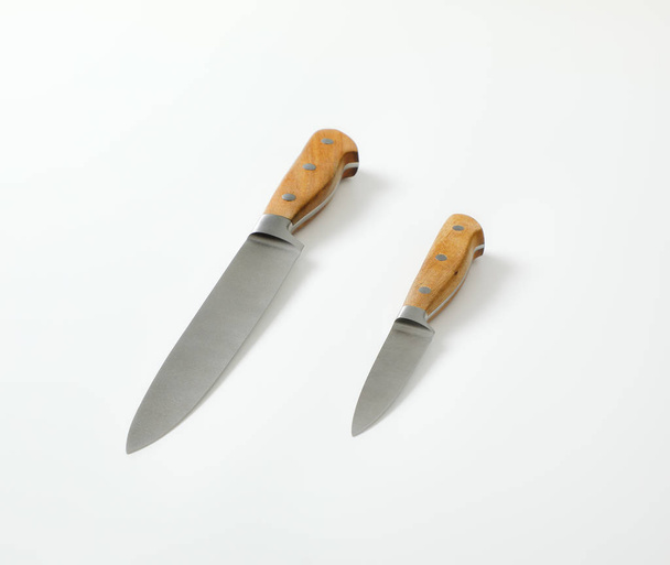 Δύο κοφτερά μαχαίρια κουζίνας - Φωτογραφία, εικόνα