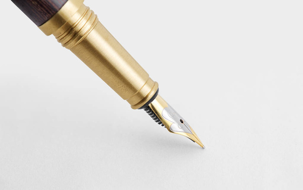 fountain pen on a white paper with clipping path - Foto, Bild