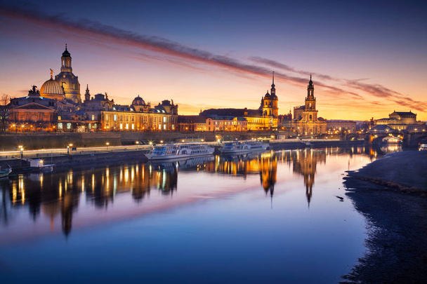 Dresda, Germania. Immagine di Dresda, Germania con la Cattedrale di Dresda Frauenkirche e Dresda durante il bellissimo tramonto
. - Foto, immagini