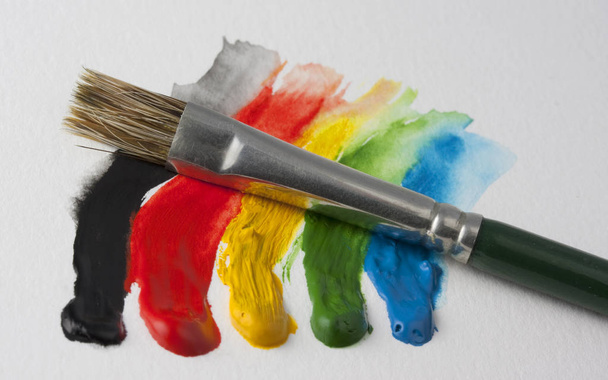 paintbrush and 5 dabs of watercolor paint - Fotó, kép