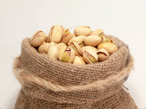 pistachios in a wooden bowl - Valokuva, kuva