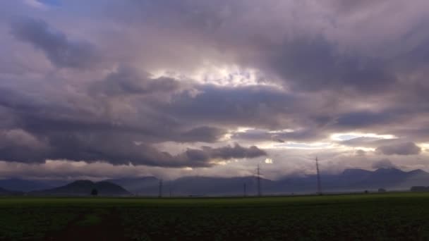 Donkere, stormachtige, bewolkte dag observeren vanuit een auto. - Video