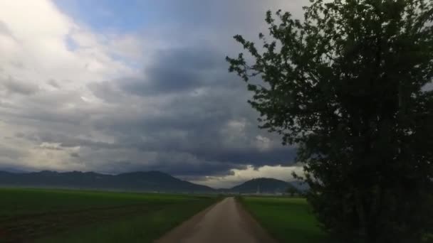 Donkere, stormachtige, bewolkte dag observeren vanuit een auto. - Video