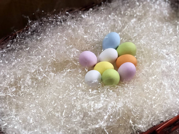 Sepette renkli paskalya yumurtaları. Uzayı kopyala Paskalya konsepti - Fotoğraf, Görsel