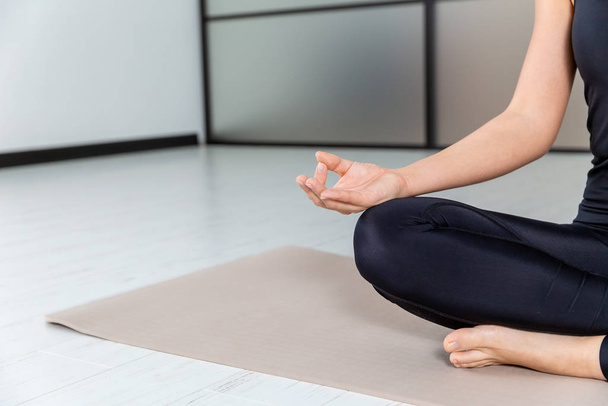 Yoga-Power. Übungen drinnen im Studio. Konzept für aktives gesundes Leben. - Foto, Bild