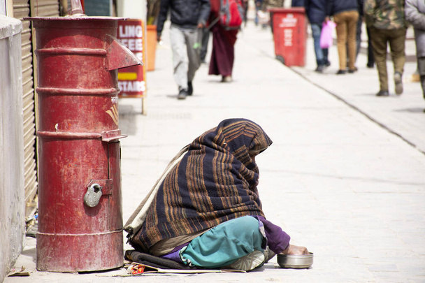JAMMU KASHMIR, INDIA - MARCH 19 : Old indian women beggar or unt - 写真・画像