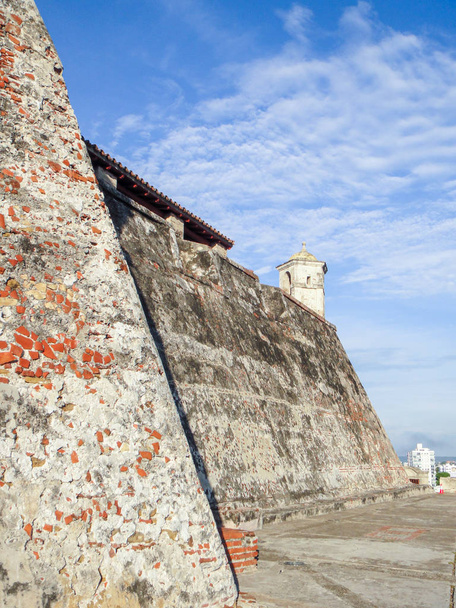 укріплений замок Сан-Кріс у місті Картахена-де-Індія
 - Фото, зображення
