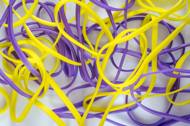 Куча разноцветных резиновых лент, изолированных на белом фоне
 - Фото, изображение