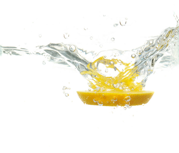 lemon falling into water - Φωτογραφία, εικόνα