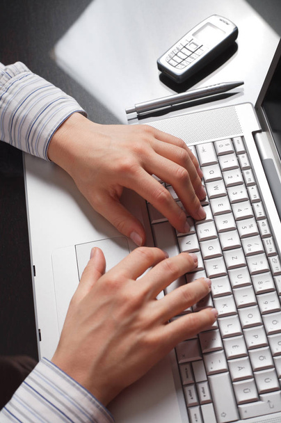 hands of business woman using laptop computer - Zdjęcie, obraz