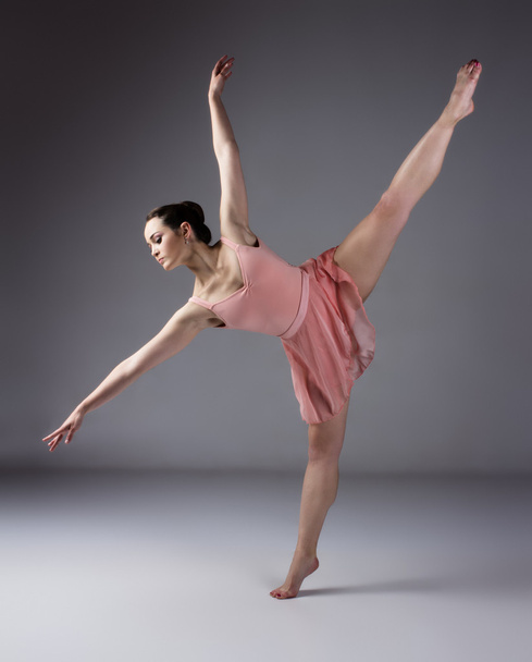 Female ballet dancer - Foto, immagini