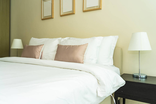 Blanco almohada cómoda en la decoración de la cama interior
 - Foto, Imagen