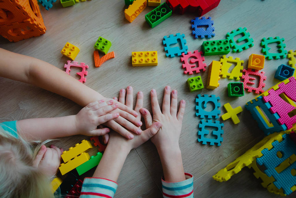 діти тримають руки разом в ігровій кімнаті, концепції дружби
 - Фото, зображення