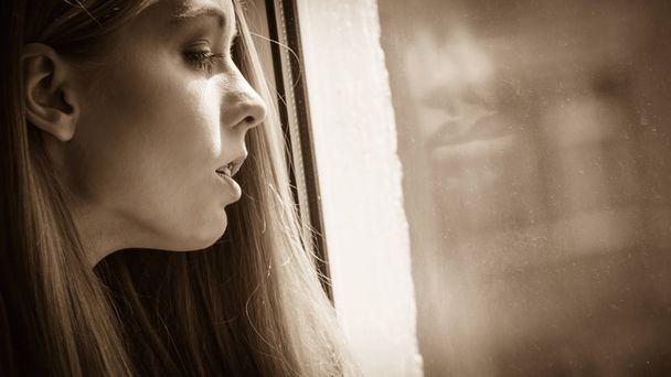 Shocked teenage woman looking through - Foto, Imagem