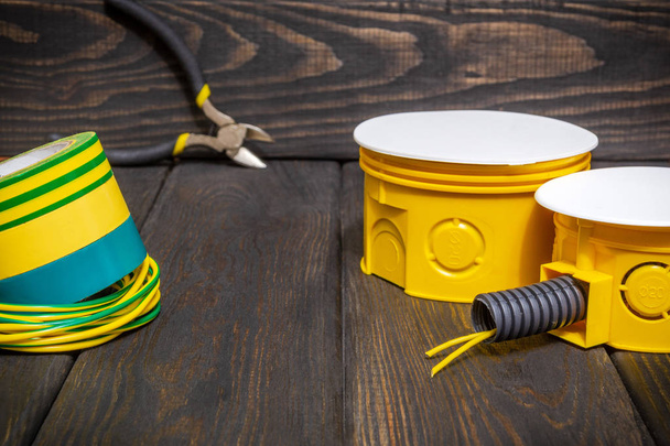 Ηλεκτρική σύνδεση κίτρινο κουτί με καλώδια που χρησιμοποιούνται στη διαδικασία ηλεκτρικής εγκατάστασης - Φωτογραφία, εικόνα