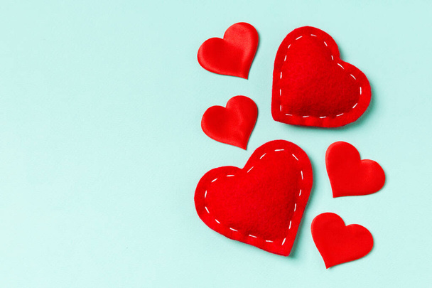 Vista superior de corazones rojos sobre fondo colorido con espacio de copia. Concepto romántico. Concepto de San Valentín
 - Foto, imagen