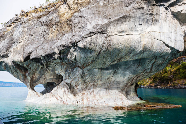 Niezwykłe marmurowe jaskinie na jeziorze General Carrera, Patagonia, Chile. Carretera Austral wycieczka. - Zdjęcie, obraz