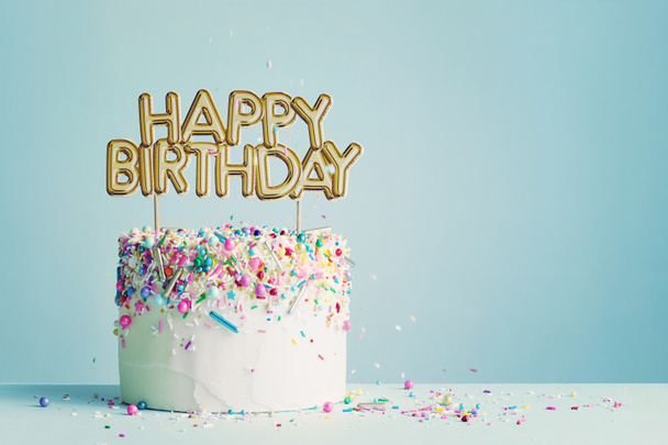Gâteau d'anniversaire avec bannière d'anniversaire heureuse
 - Photo, image