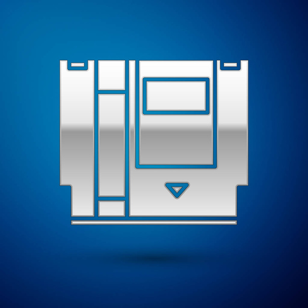 Серебряный картридж для ретро игровой консоли иконка выделена на синем фоне. Картридж TV Game. Векторная миграция
 - Вектор,изображение
