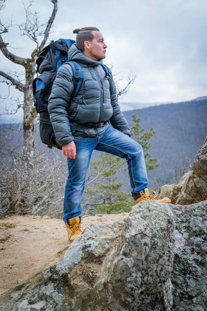 Reisende auf dem Gipfel hoher Felsen im Herbst. Sport und aktives Leben - Foto, Bild