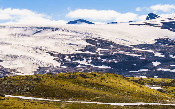 氷河のある山々。ロード・ソグネフジェレット(ノルウェー) - 写真・画像
